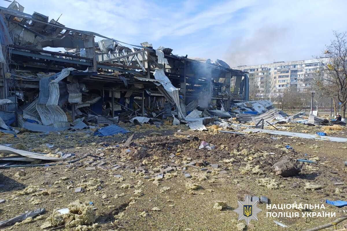 "Бьют просто по домам": оккупанты атаковали Херсон из авиации и артиллерии, есть жертва и пострадавшие. Видео