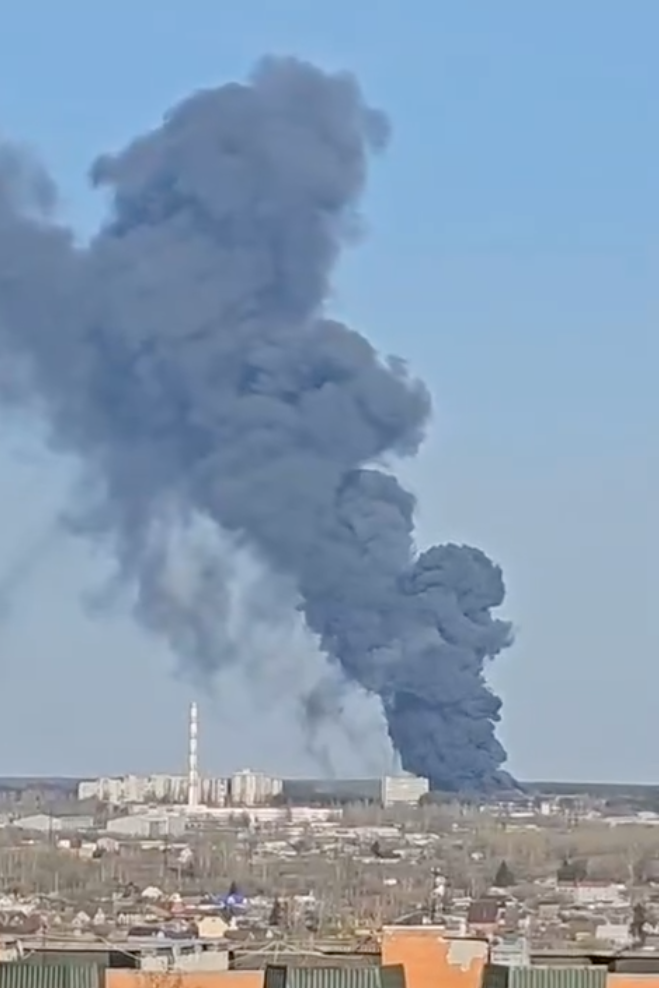 Сильна пожежа виникла на території заводу АПЗ-20 у Курську