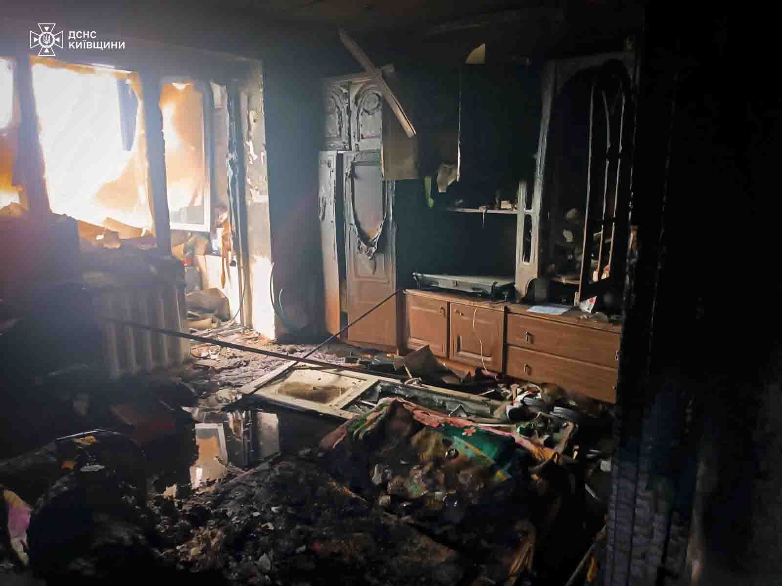 В Киевской области женщина выпала с балкона горящей квартиры на пятом этаже. Подробности и фото