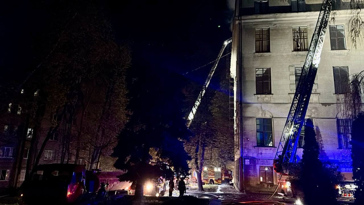 Росія масовано атакувала Дніпро "Шахедами": в місті спалахнуло кілька пожеж, серед загиблих – дитина. Фото