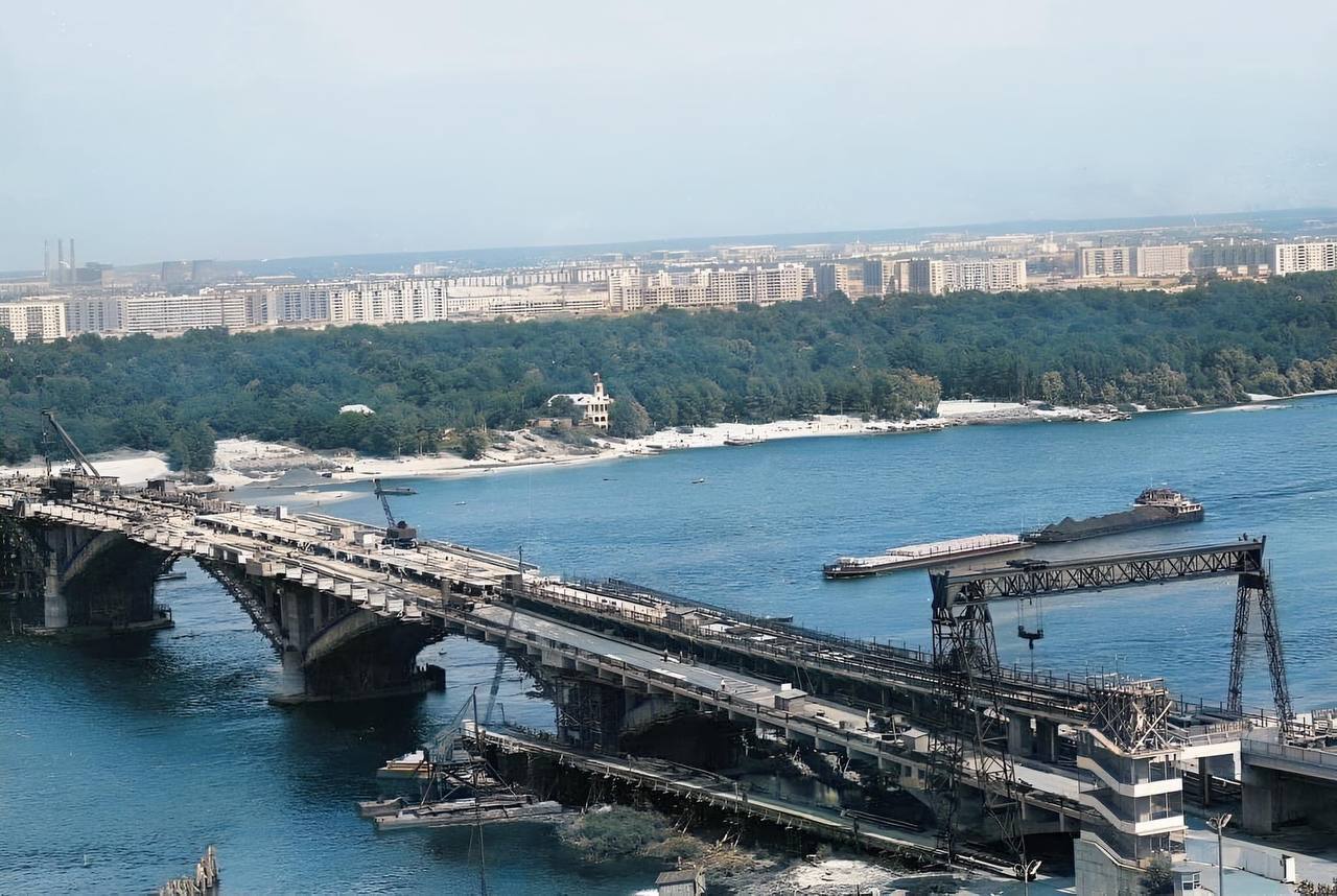 У мережі показали, як у Києві в 1965 році будували міст Метро. Архівні фото