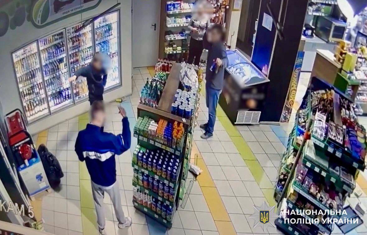 Во время комендантского часа жестоко избили человека на АЗС под Киевом: полицейские задержали злоумышленников. Фото
