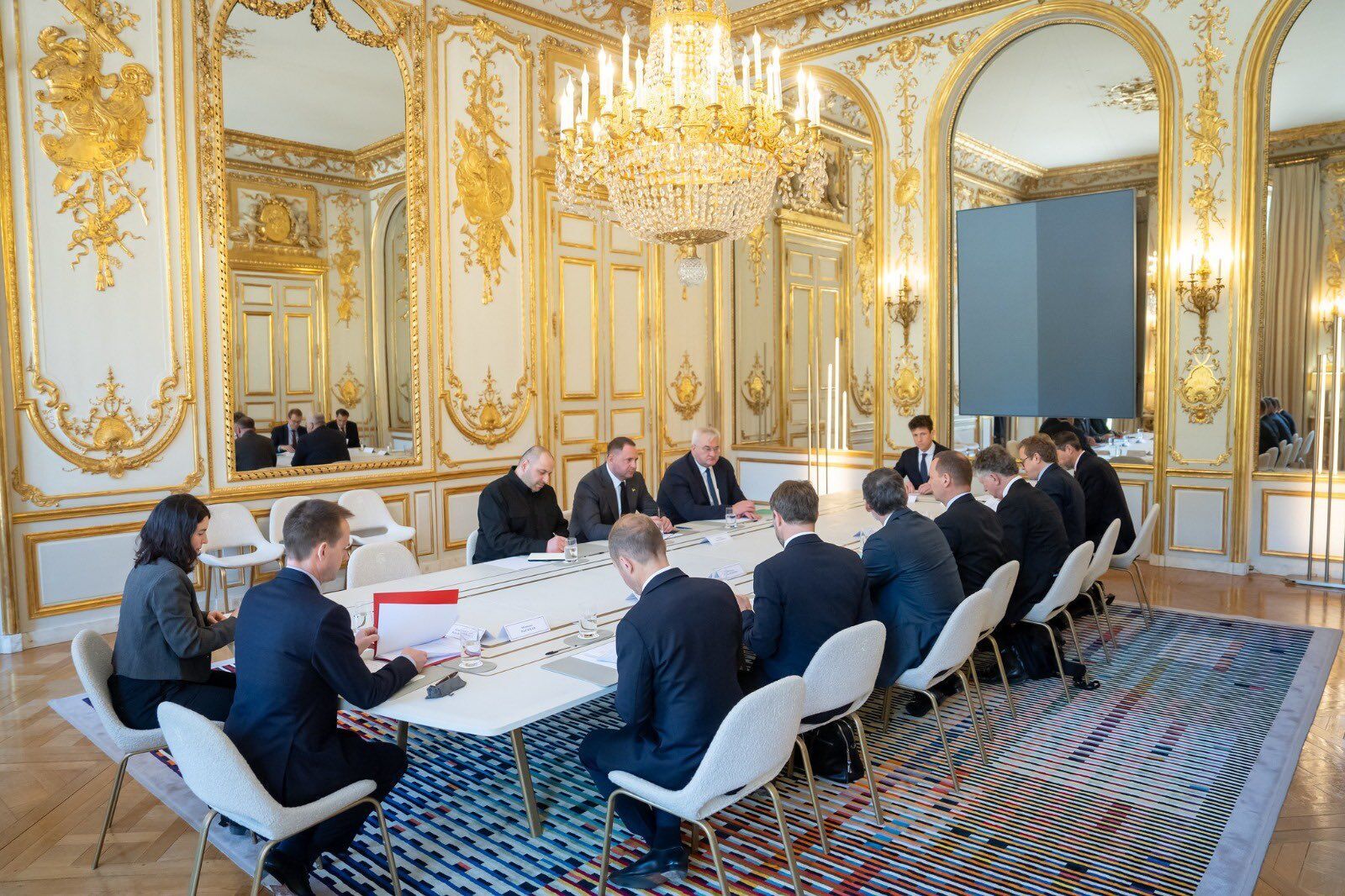 В центре внимания – пути к справедливому миру: в Париже стартовала встреча украинской делегации с представителями "коалиции решительных"