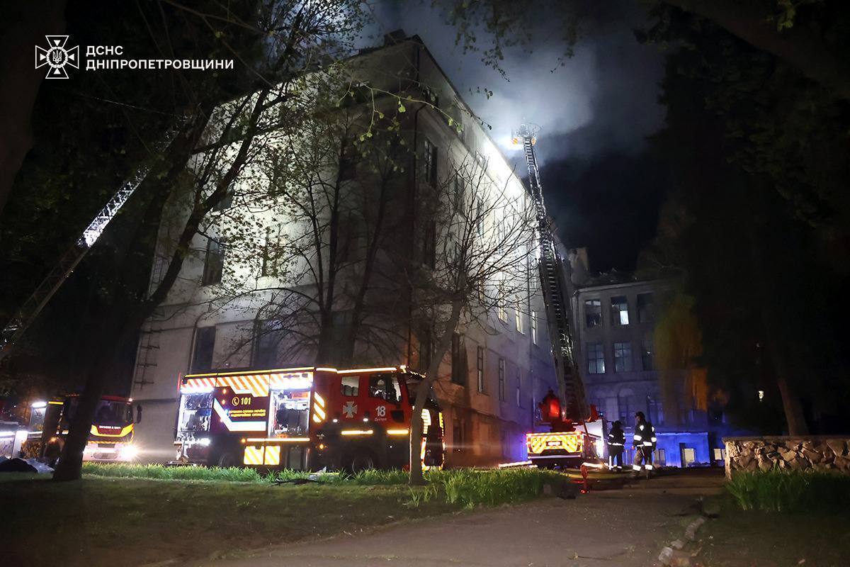 Росія масовано атакувала Дніпро "Шахедами": в місті спалахнуло кілька пожеж, серед загиблих – дитина. Фото