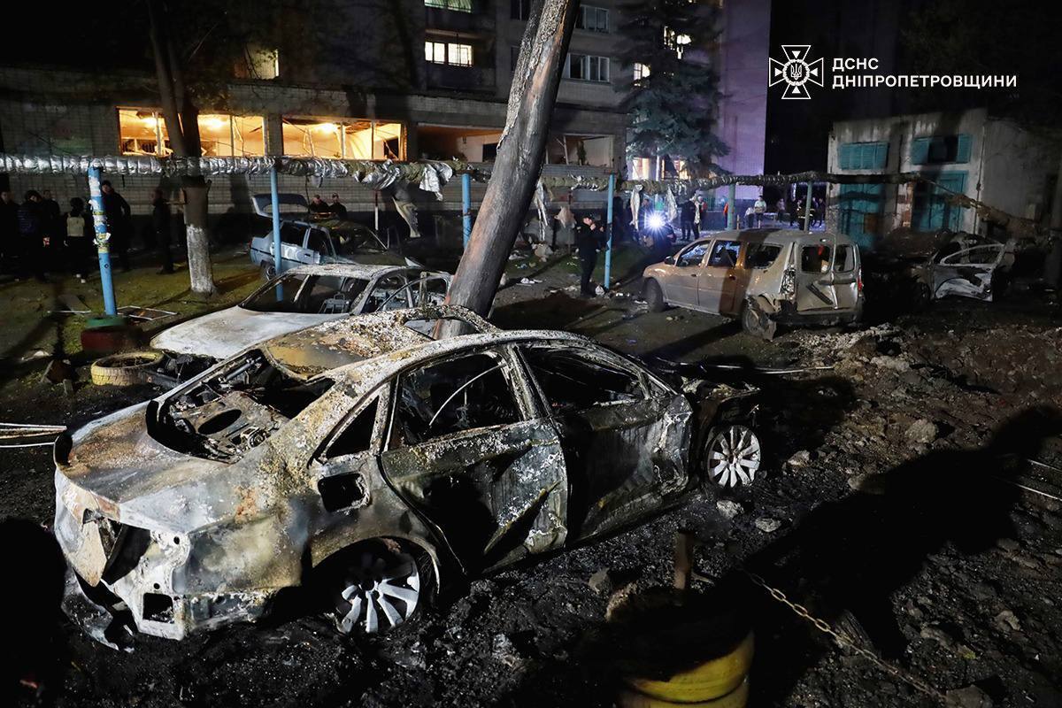 Росія масовано атакувала Дніпро "Шахедами": в місті спалахнуло кілька пожеж, серед загиблих – дитина. Фото