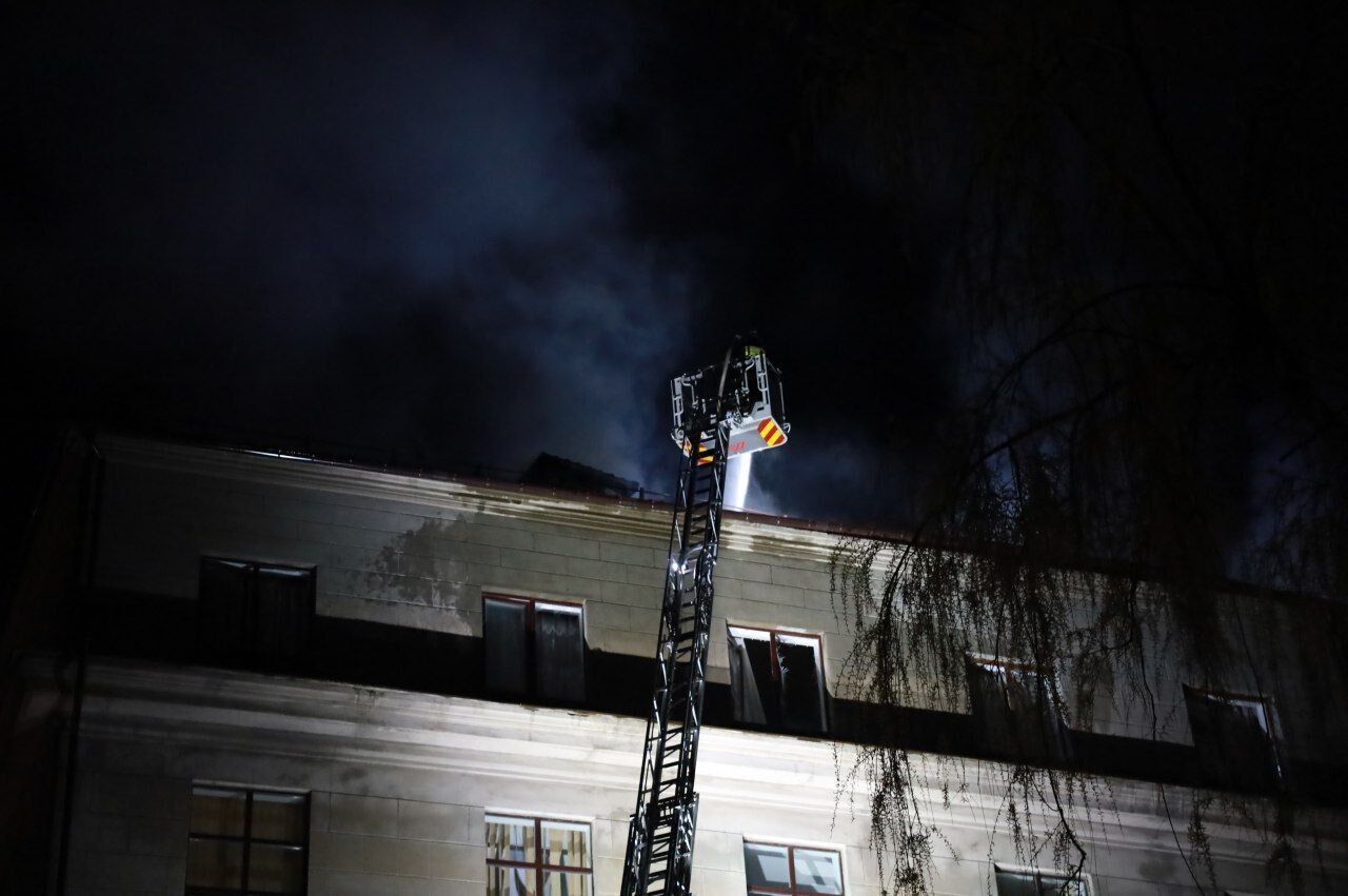 Росія масовано атакувала Дніпро "Шахедами": в місті спалахнуло кілька пожеж, серед загиблих – дитина. Фото
