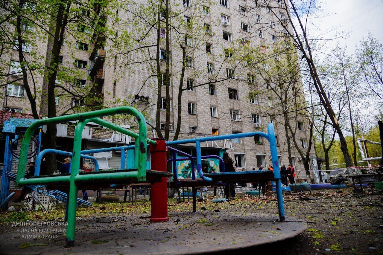 Росія масовано атакувала Дніпро "Шахедами": в місті спалахнуло кілька пожеж, серед загиблих – дитина. Фото