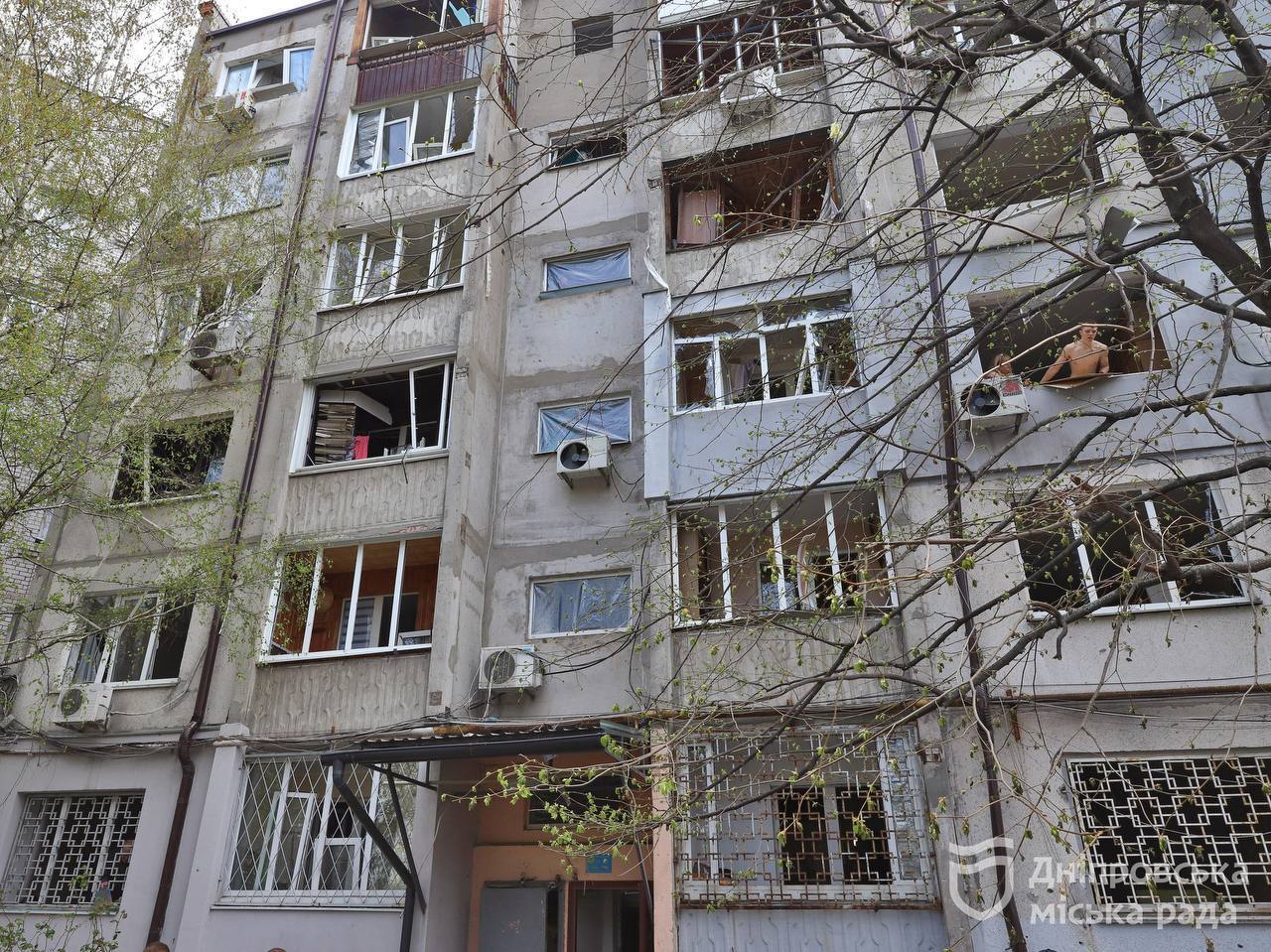 "Важкий день, пошкоджено 22 будинки": у Дніпрі показали жахливі наслідки дронової атаки РФ. Фото