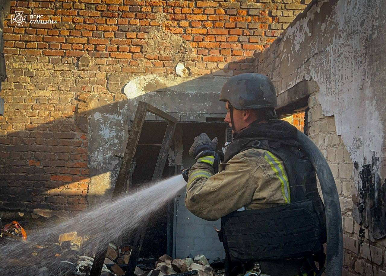 Росія атакувала Сумщину, пошкоджено автівку рятувальників. Фото й відео