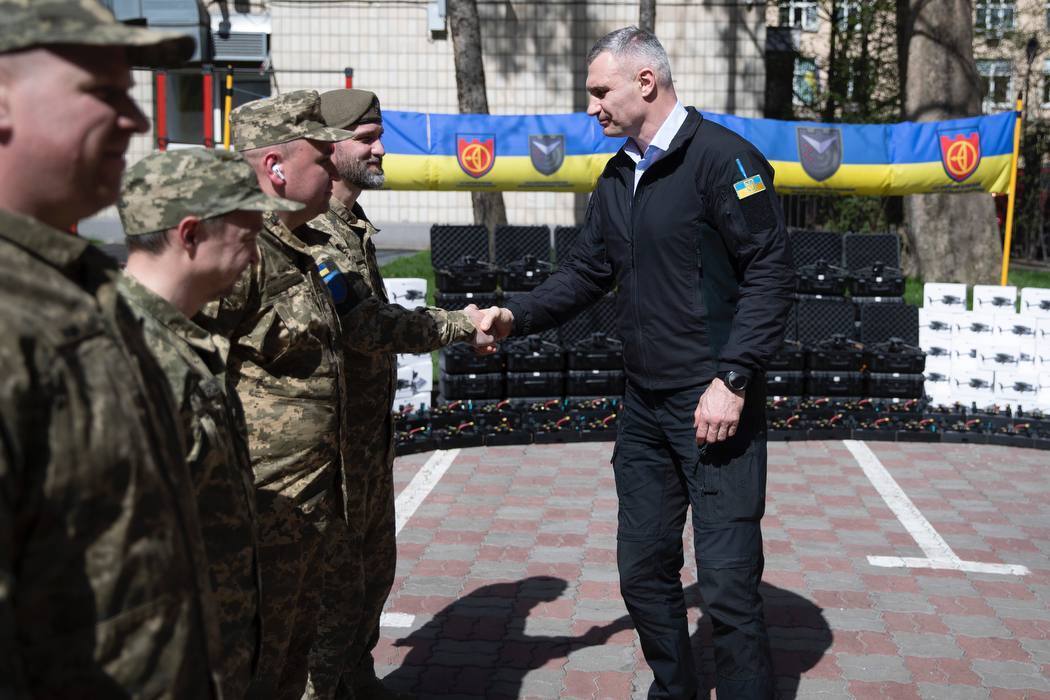 Ще 1800 дронів: Кличко передав захисникам на фронт ще одну партію допомоги від Києва. Фото