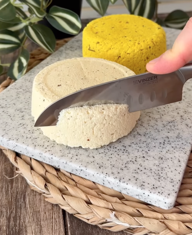 Твердий домашній сир