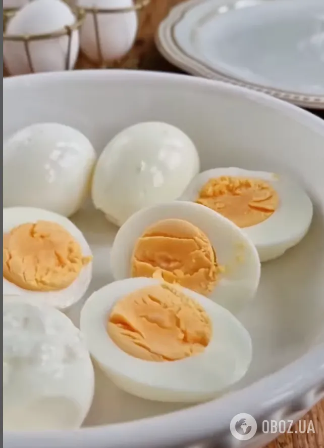 Фаршировані яйця зі смачною начинкою: рецепт закуски для новорічного столу за 2 хвилини