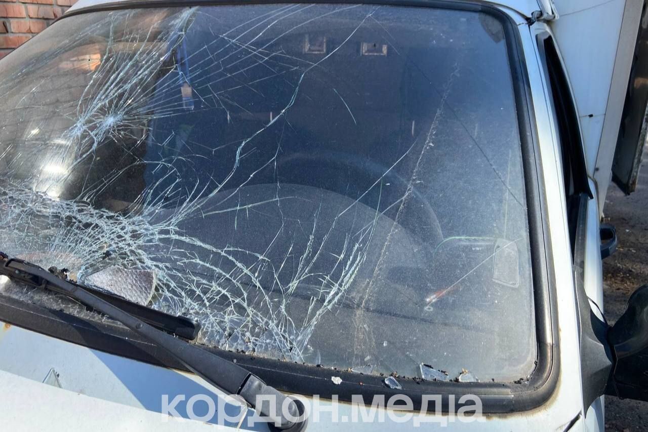 Водія, який приїхав за пасками, знайшли під завалами: нові кадри з місця удару РФ по хлібзаводу в Сумах. Фото і відео 