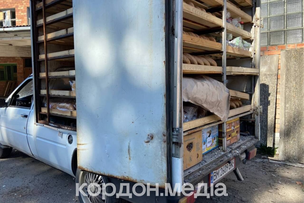 Водія, який приїхав за пасками, знайшли під завалами: нові кадри з місця удару РФ по хлібзаводу в Сумах. Фото і відео 