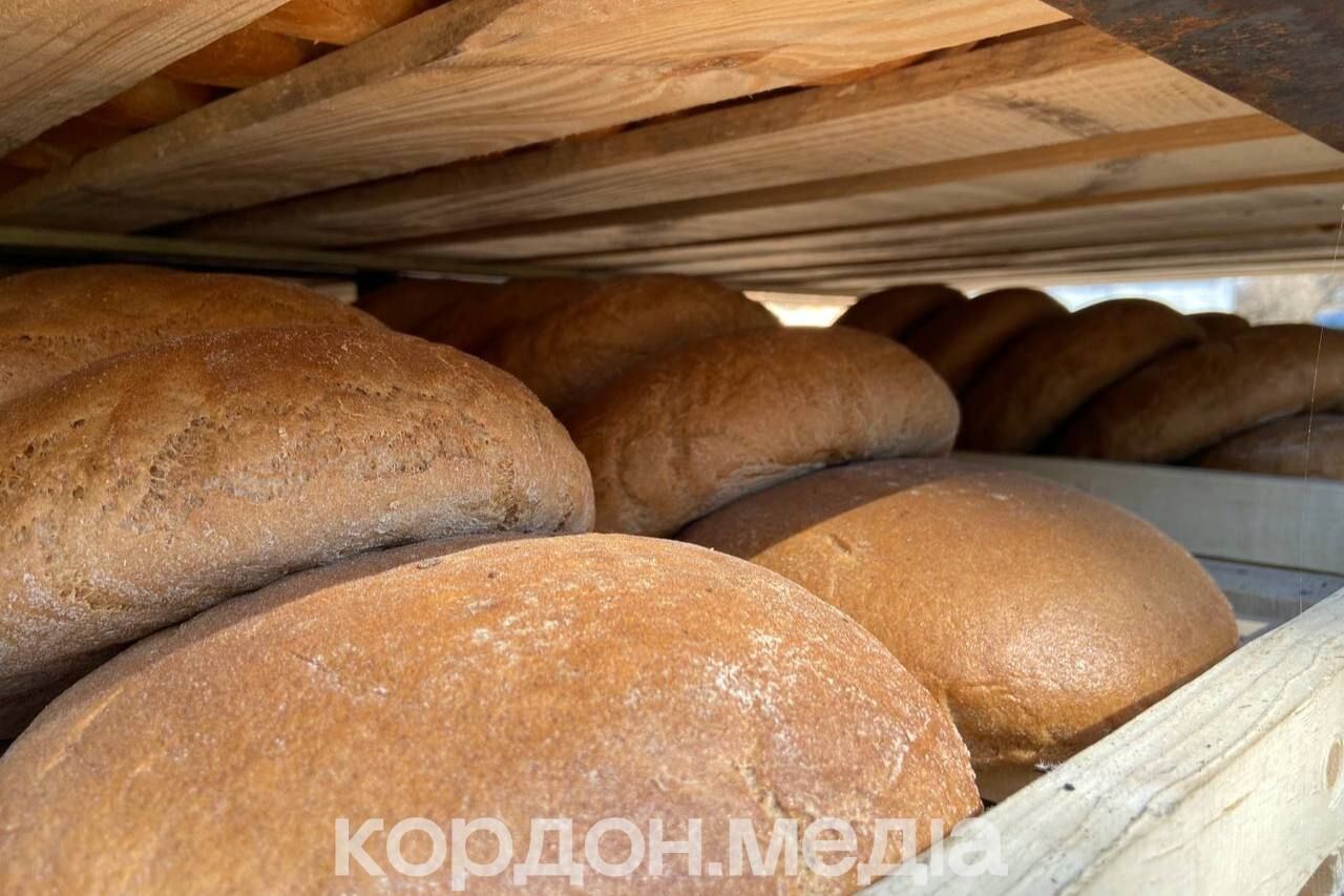 Водія, який приїхав за пасками, знайшли під завалами: нові кадри з місця удару РФ по хлібзаводу в Сумах. Фото і відео 
