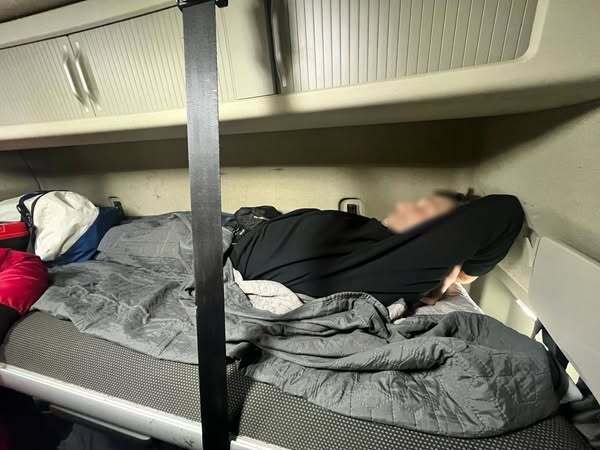 Сховався під ковдрою: польського далекобійника відправили за ґрати за спробу вивезти українця за кордон. Фото і відео