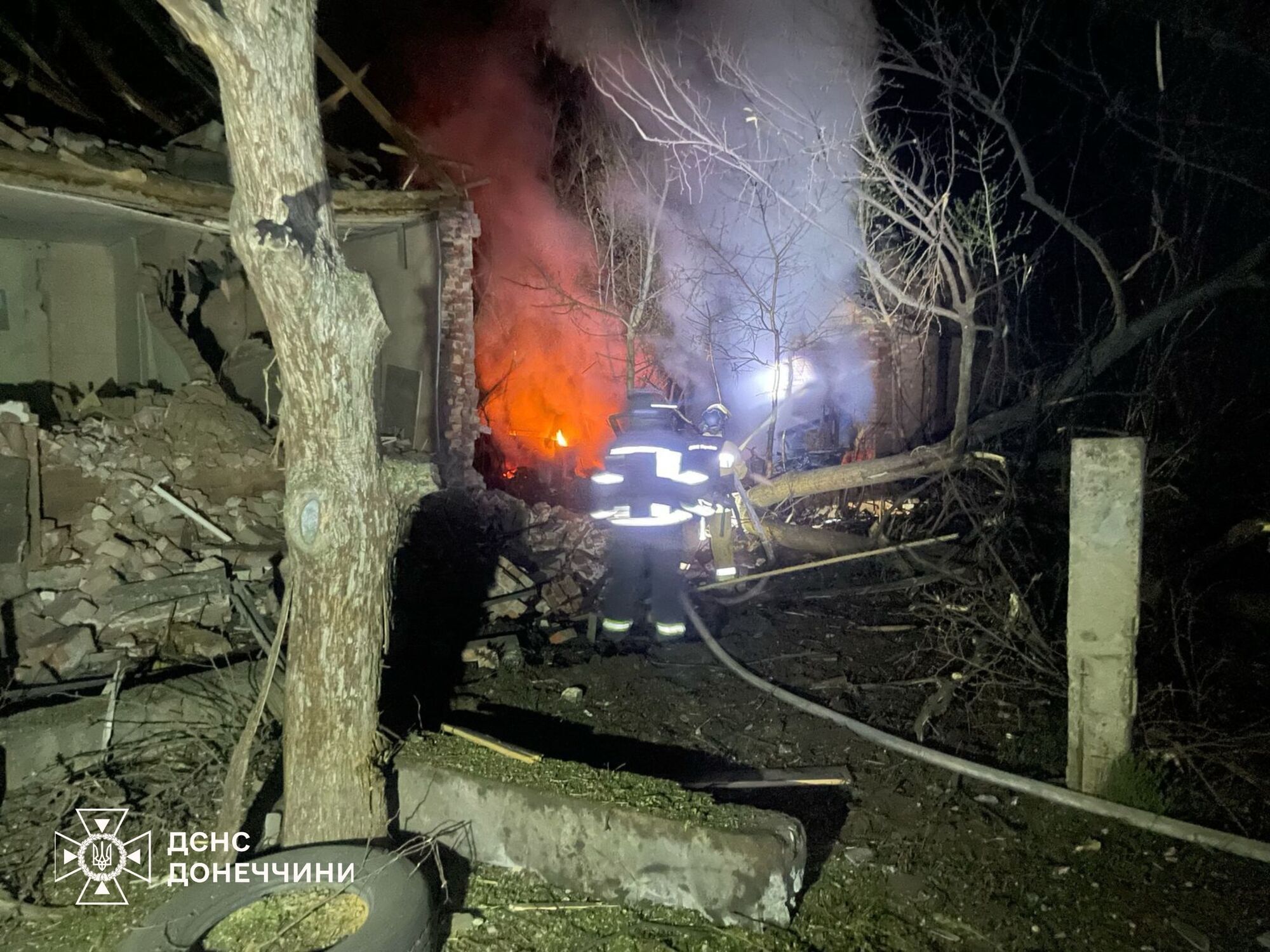 Окупанти вдарили по Донеччині, стались пожежі: дві людини загинули, є поранені. Фото 