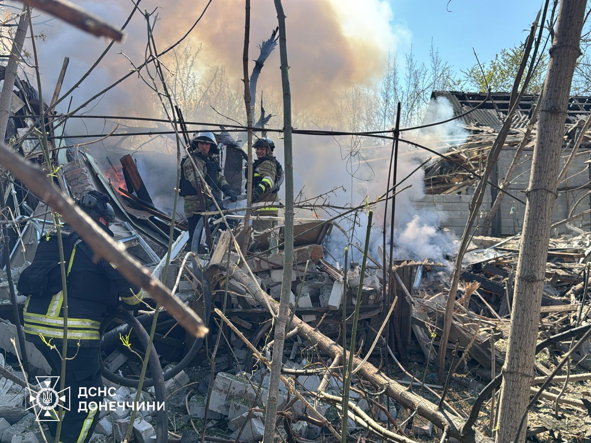 Окупанти вдарили по Донеччині, стались пожежі: дві людини загинули, є поранені. Фото 