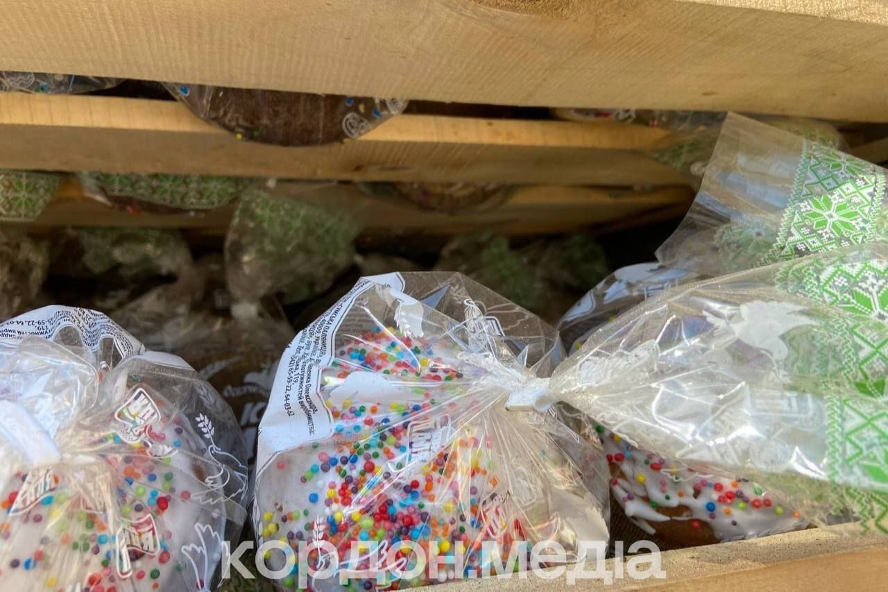 Водія, який приїхав за пасками, знайшли під завалами: нові кадри з місця удару РФ по хлібзаводу в Сумах. Фото і відео 
