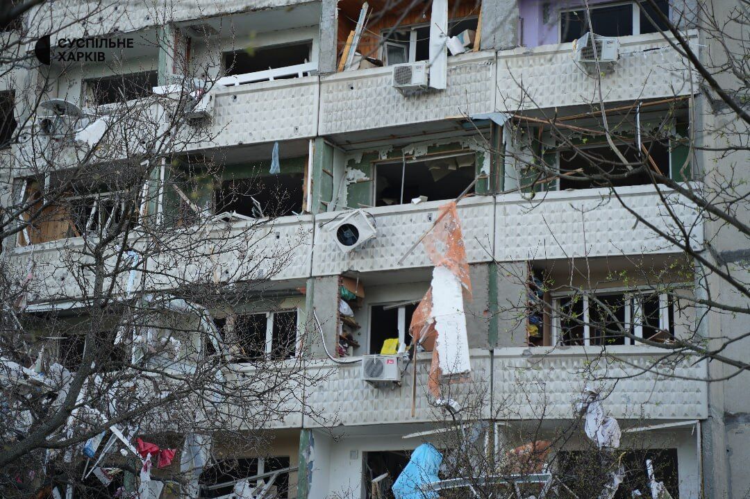 "У мене вибило все – і стелю зірвало, і двері": мешканці Харкова розповіли про ракетний удар РФ і його наслідки. Фото і відео 