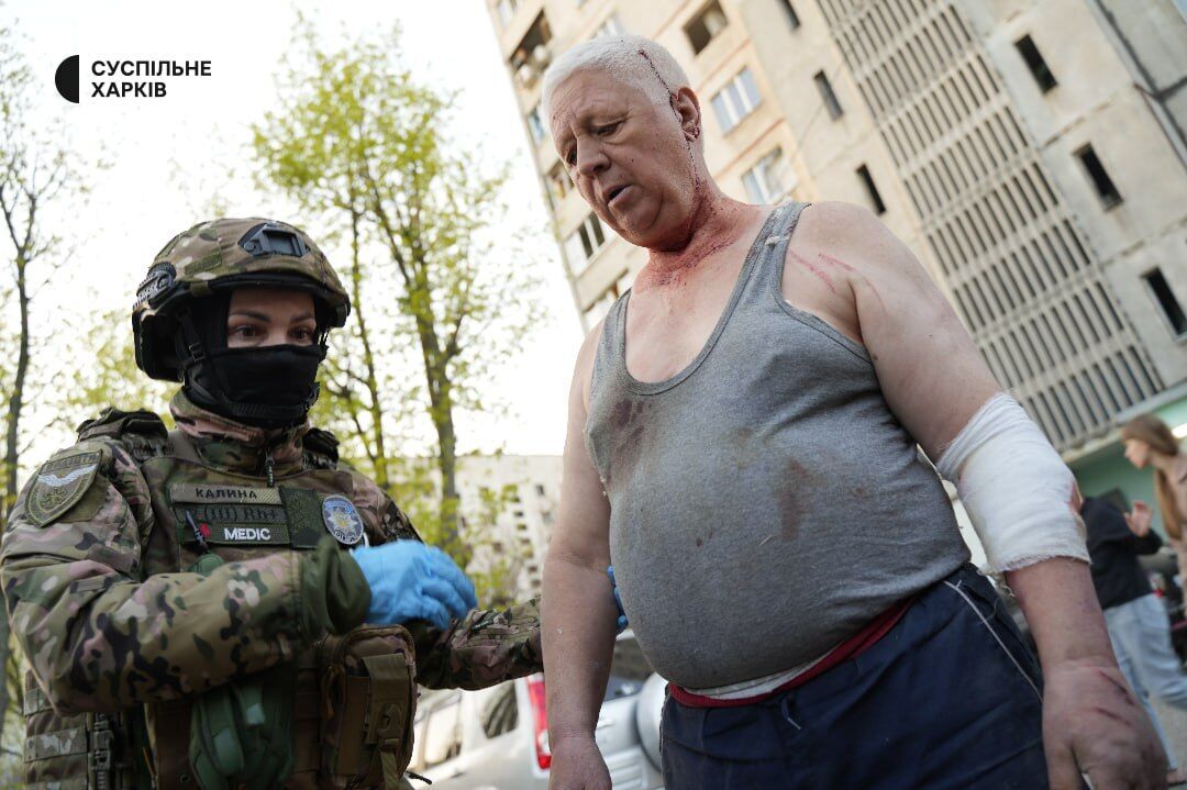 "У мене вибило все – і стелю зірвало, і двері": мешканці Харкова розповіли про ракетний удар РФ і його наслідки. Фото і відео 