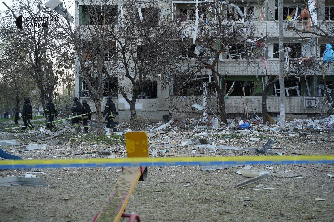"У мене вибило все – і стелю зірвало, і двері": мешканці Харкова розповіли про ракетний удар РФ і його наслідки. Фото і відео 