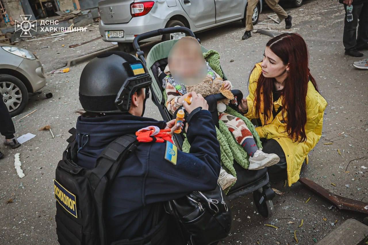 Оккупанты в Страстную пятницу нанесли удар по многоэтажке в Харькове: есть погибший, 150 человек пострадали. Фото и видео