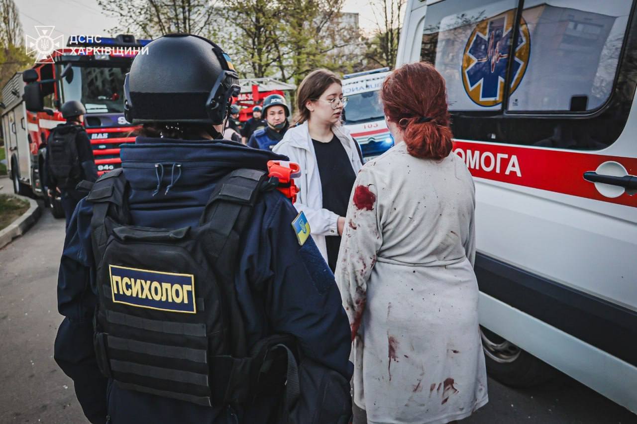 Оккупанты в Страстную пятницу нанесли удар по многоэтажке в Харькове: есть погибший, 150 человек пострадали. Фото и видео