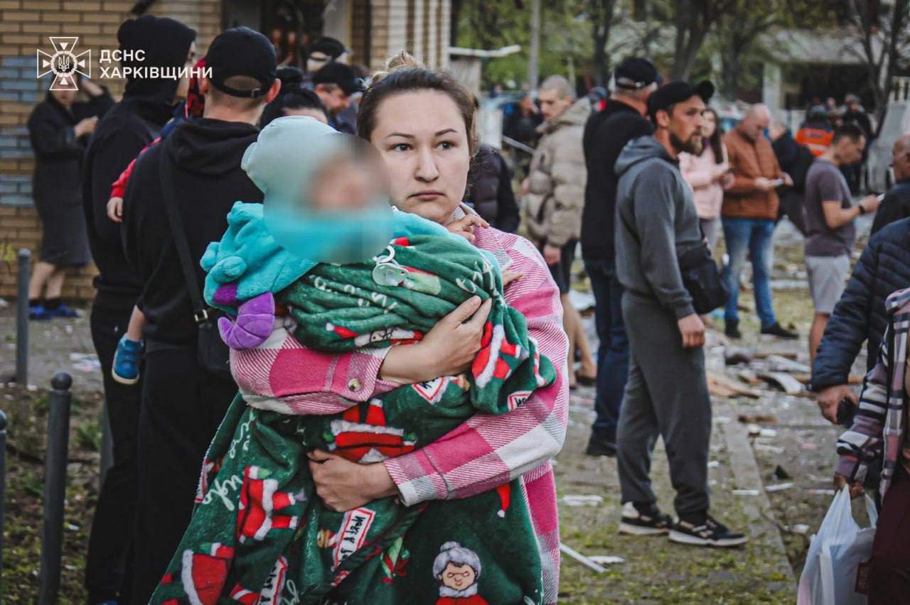 Оккупанты в Страстную пятницу нанесли удар по многоэтажке в Харькове: есть погибший, 150 человек пострадали. Фото и видео