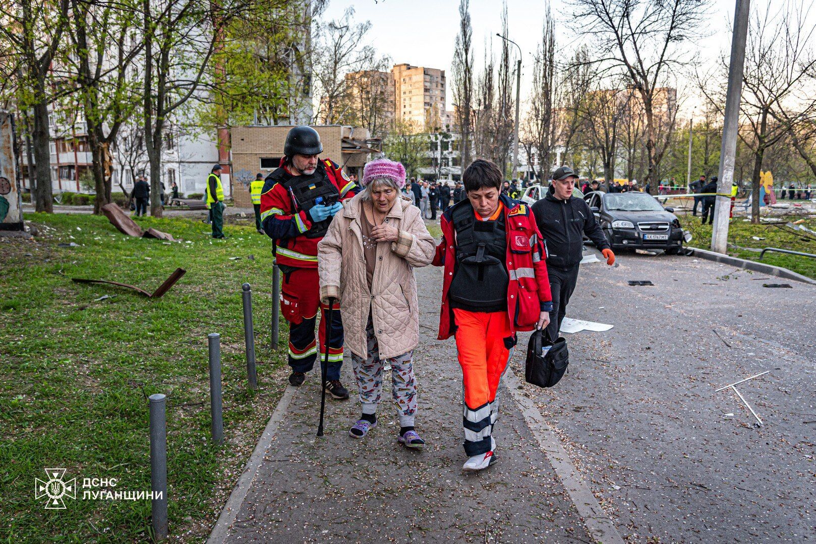 Оккупанты в Страстную пятницу нанесли удар по многоэтажке в Харькове: есть погибший, 150 человек пострадали. Фото и видео