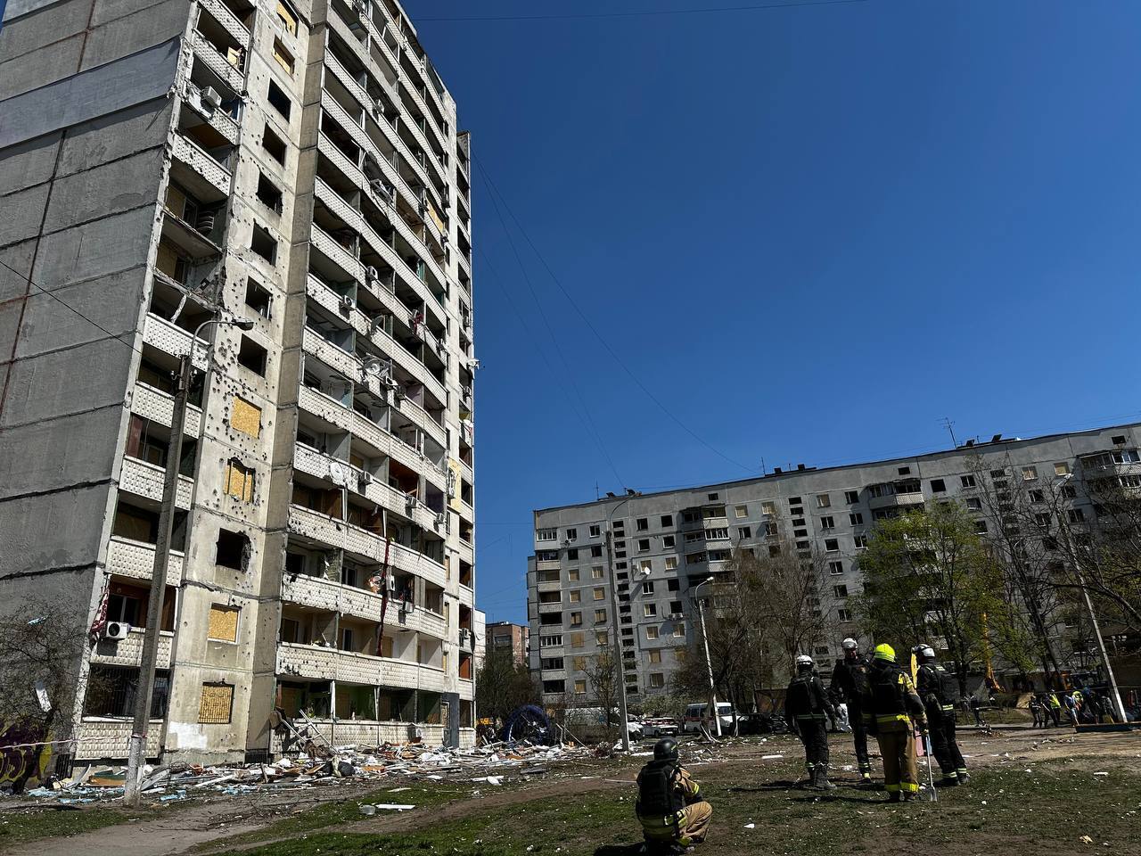 Оккупанты в Страстную пятницу нанесли удар по многоэтажке в Харькове: есть погибший, 150 человек пострадали. Фото и видео
