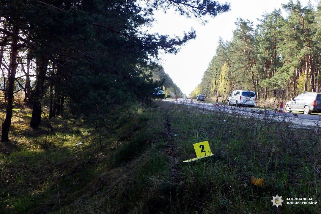 Погибли двое несовершеннолетних: в Ривненской области мотоцикл слетел в кювет и врезался в дерево. Фото