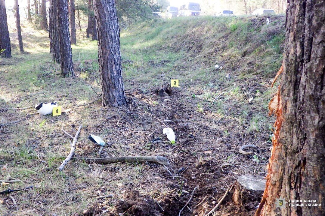 Погибли двое несовершеннолетних: в Ривненской области мотоцикл слетел в кювет и врезался в дерево. Фото