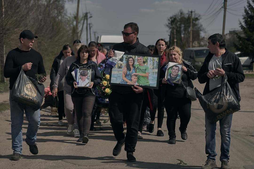 Мама, папа, 11-летний сын: в Сумах простились с семьей Мартыненко, которых убила Россия. Фото