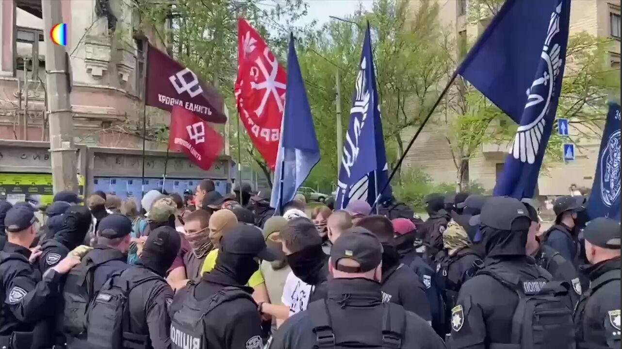 В Киеве произошла стычка между полицией и активистами, протестующими против ЛГБТК+ кинофестиваля. Видео