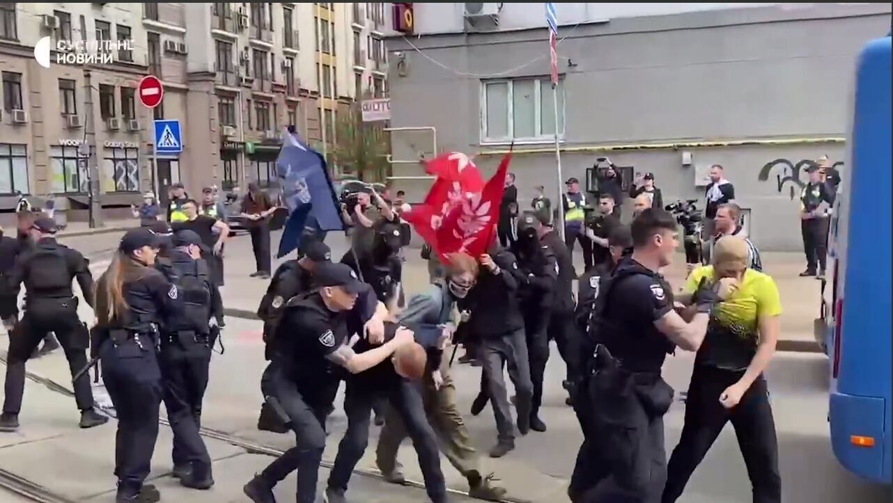 В Киеве произошла стычка между полицией и активистами, протестующими против ЛГБТК+ кинофестиваля. Видео