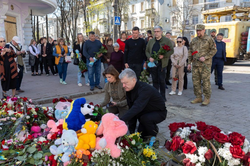 Порошенко привіз у Суми комплекс "Ай-Петрі" і побував на місці ракетної атаки, де загинув його друг-військовий