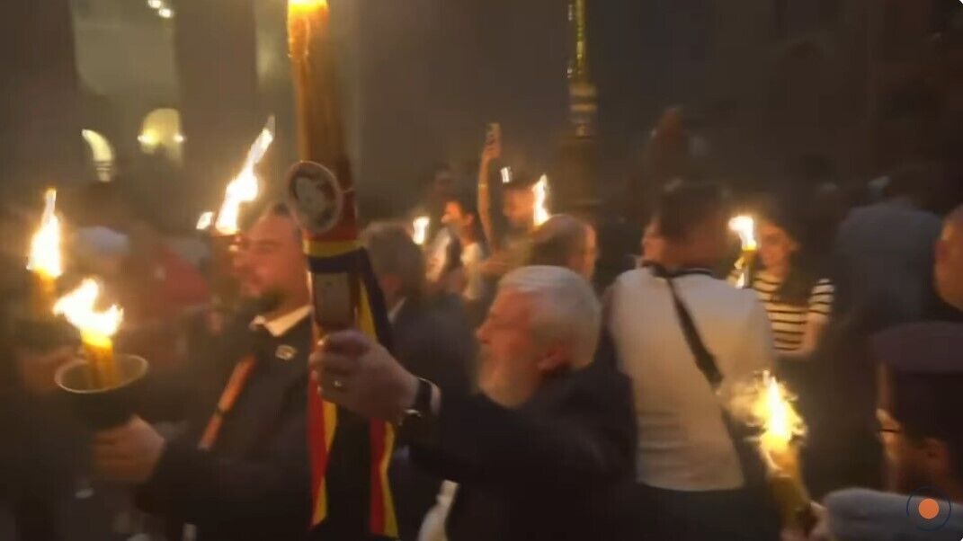 В Храме Гроба Господня сошел Благодатный огонь. Фото и видео