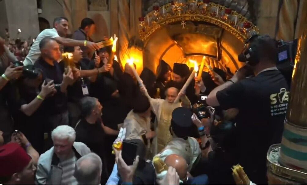В Храме Гроба Господня сошел Благодатный огонь. Фото и видео