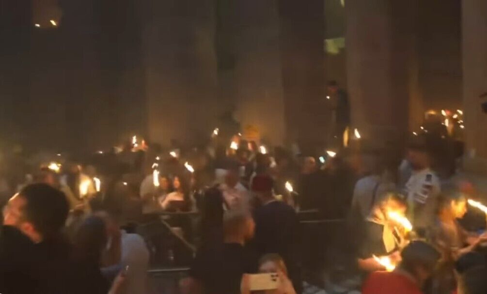 В Храме Гроба Господня сошел Благодатный огонь. Фото и видео