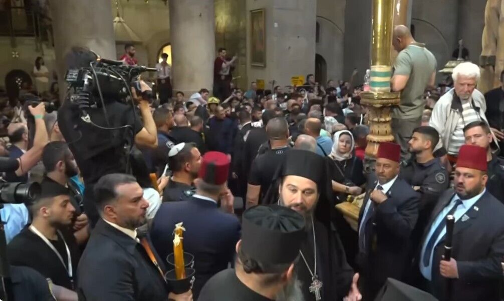 В Храме Гроба Господня сошел Благодатный огонь. Фото и видео