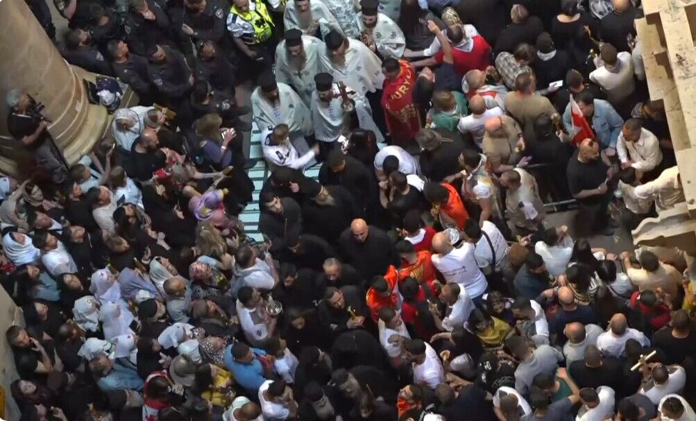 В Храме Гроба Господня сошел Благодатный огонь. Фото и видео