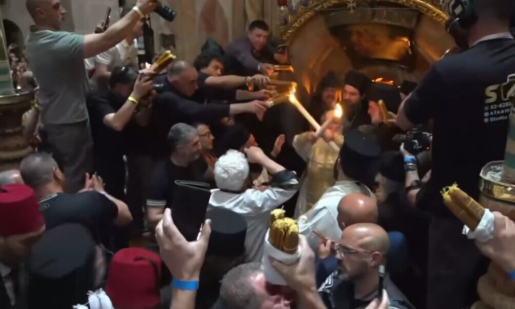 В Храме Гроба Господня сошел Благодатный огонь. Фото и видео