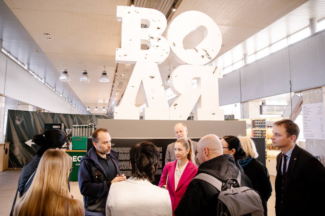 У Києві на залізничному вокзалі встановили скульптуру "Воля": символізує незламність українців. Подробиці та фото