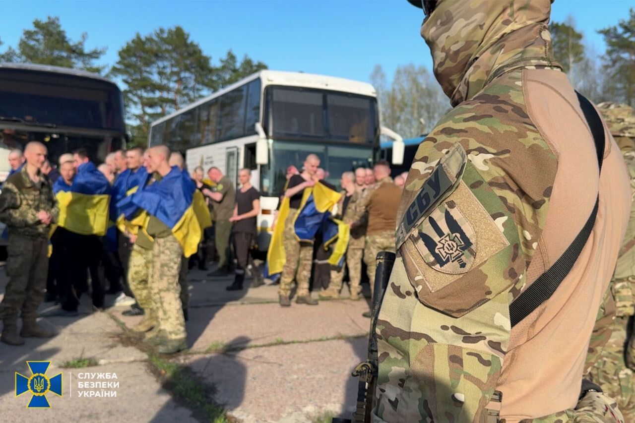 Украина и Россия провели большой обмен пленными перед Пасхой: домой вернулись 277 воинов. Фото и видео