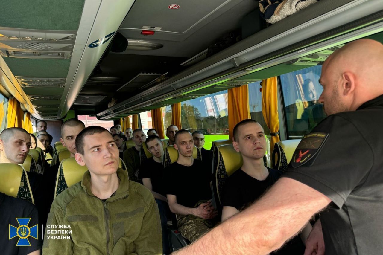 Украина и Россия провели большой обмен пленными перед Пасхой: домой вернулись 277 воинов. Фото и видео