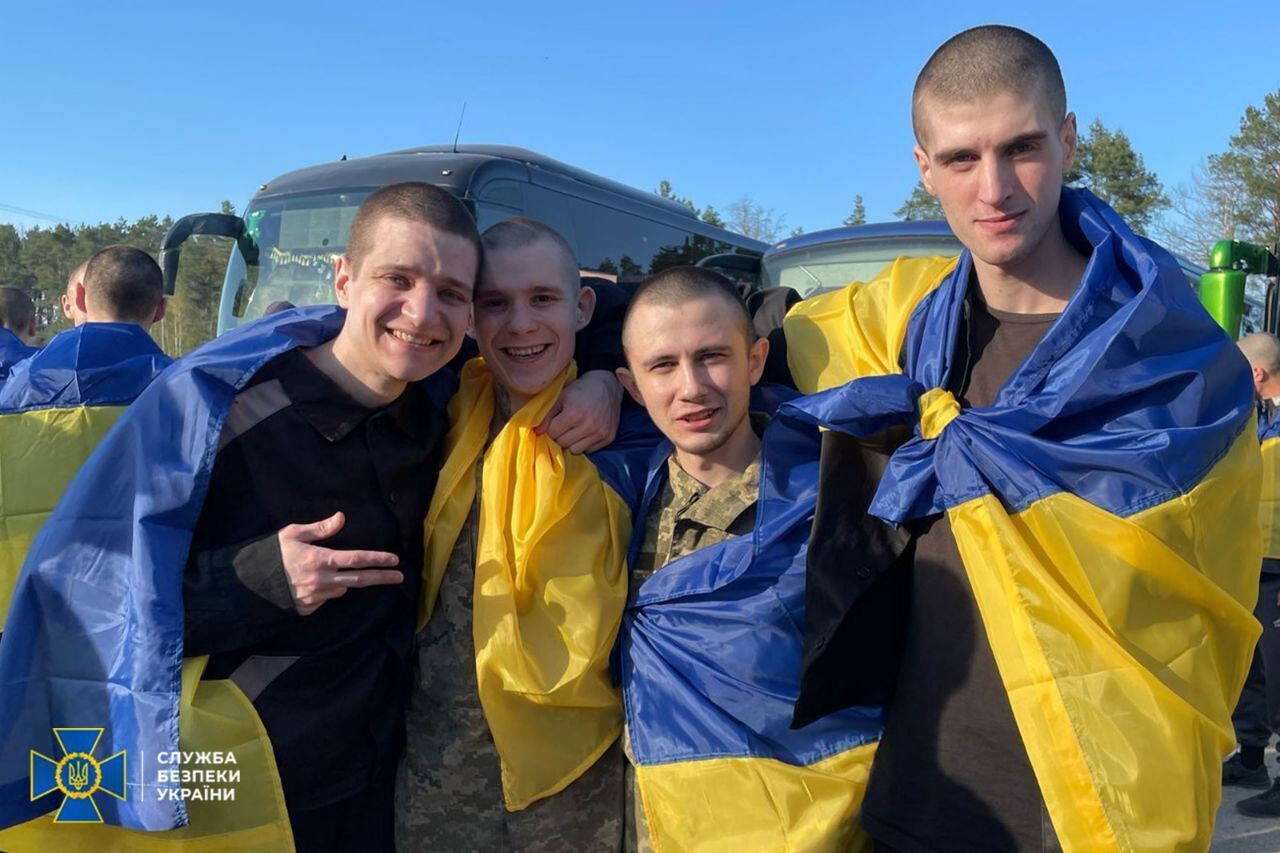 Украина и Россия провели большой обмен пленными перед Пасхой: домой вернулись 277 воинов. Фото и видео