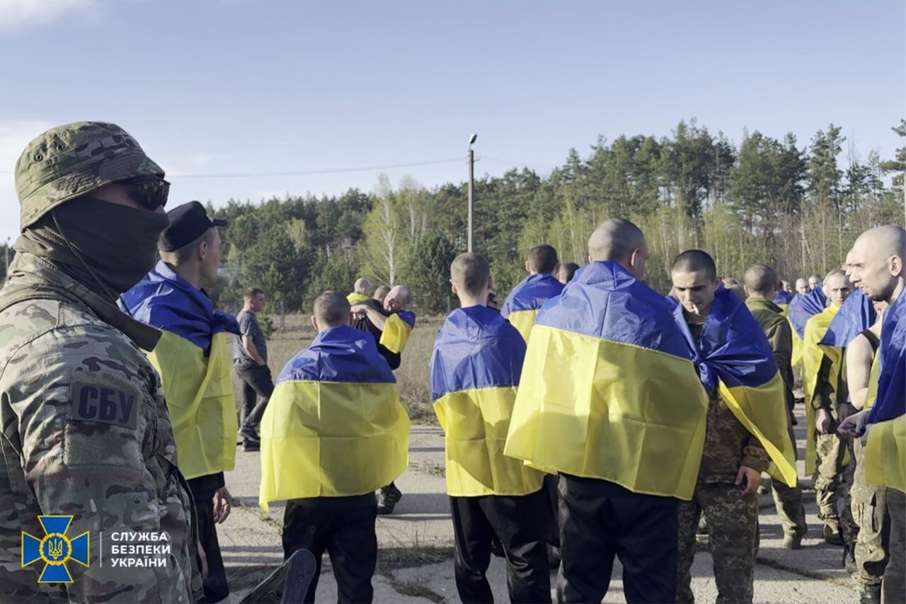 Украина и Россия провели большой обмен пленными перед Пасхой: домой вернулись 277 воинов. Фото и видео