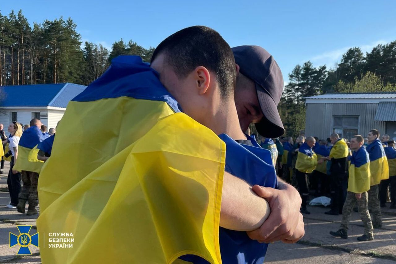 Украина и Россия провели большой обмен пленными перед Пасхой: домой вернулись 277 воинов. Фото и видео