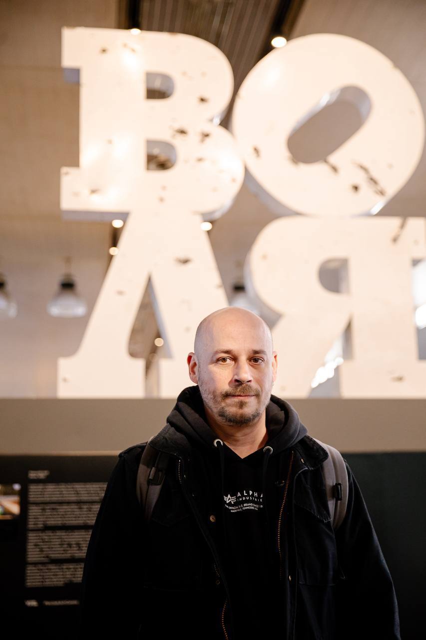 У Києві на залізничному вокзалі встановили скульптуру "Воля": символізує незламність українців. Подробиці та фото